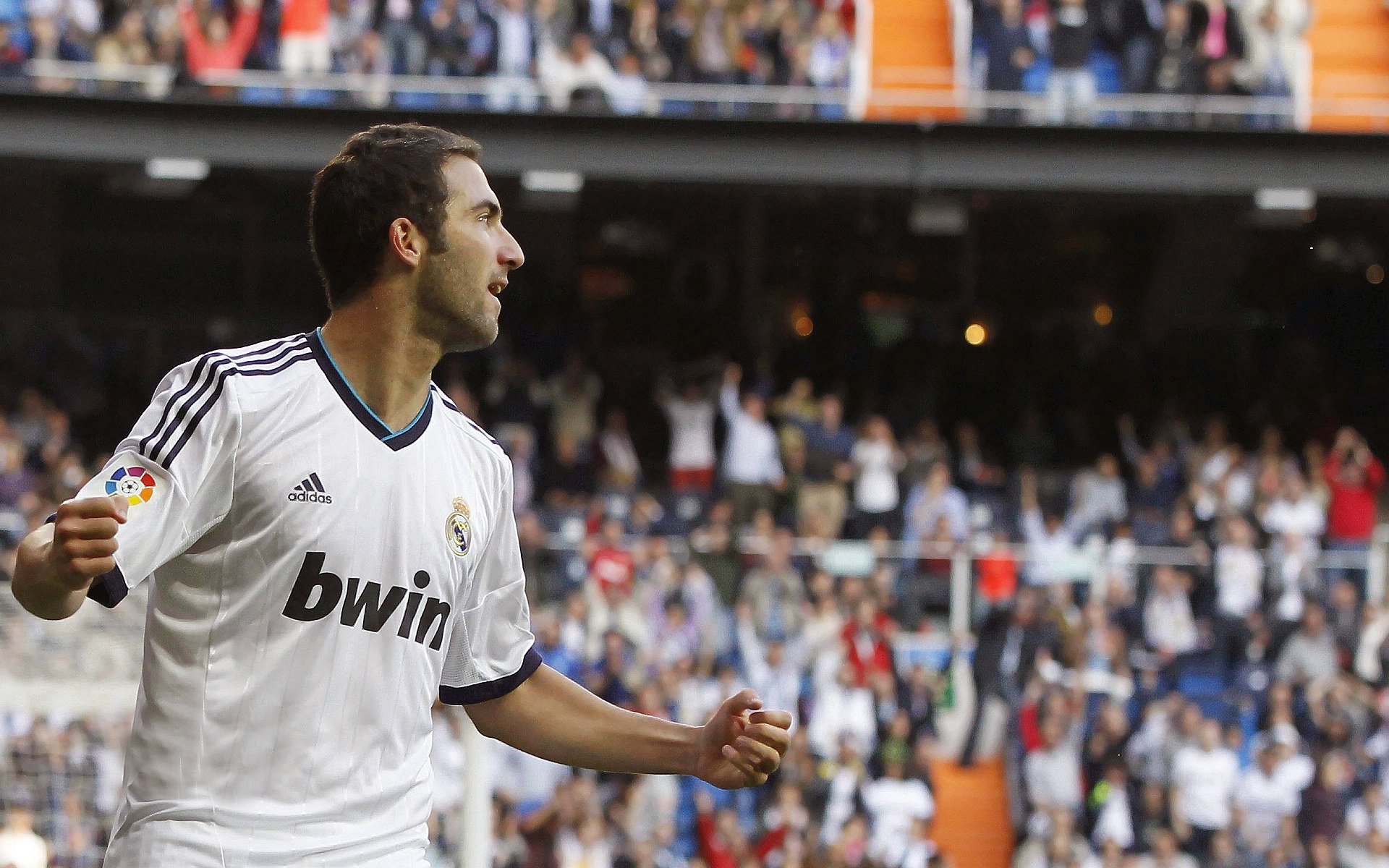 kaiyun-终极一分钟，当少年撕裂剧本，C罗凝望着他的战场，终场裂变，少年改写剧本时C罗的凝视